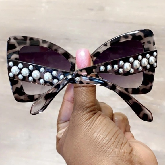 Leopard print sunglasses w/faux pearl arms - Picture 2 of 5